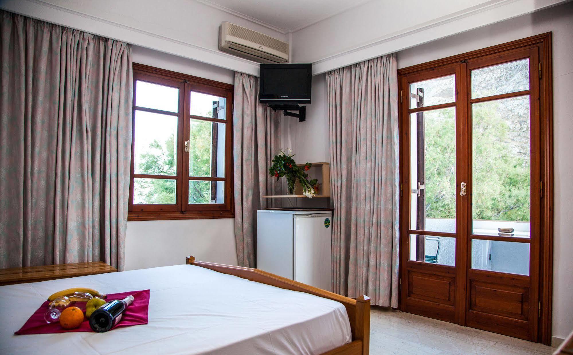 Irini'S Rooms Fteoura Камарі Екстер'єр фото